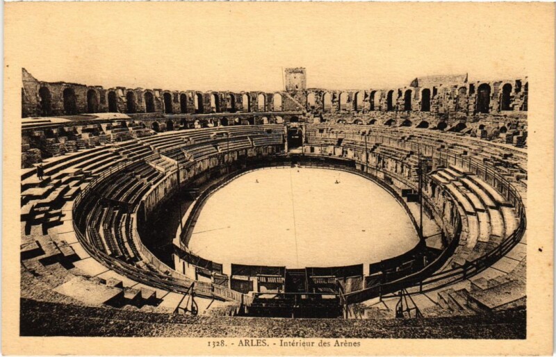 Carte postale ancienne Arles Interieur des Arenes à Arles