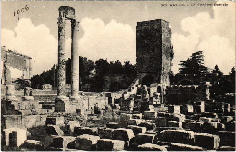 Carte postale ancienne Arles Le Theatre Romain à Arles