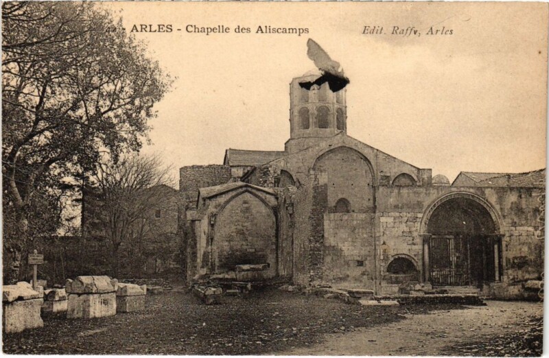 Carte postale ancienne Arles Chapelle des Alyscamps à Arles