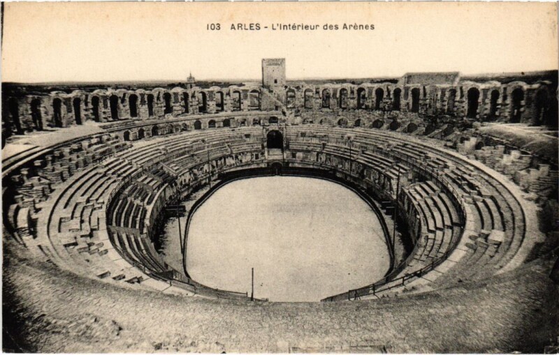 Carte postale ancienne Arles L'Interieur des Arenes à Arles