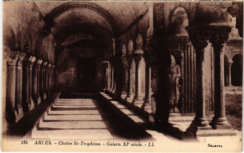 Carte postale ancienne Arles Cloitre Saint-Trophime - Galerie à Arles