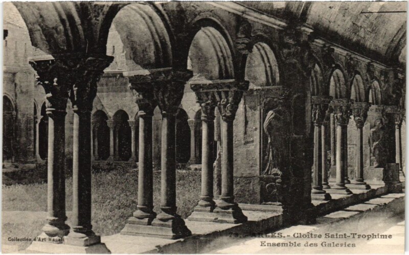 Carte postale ancienne Arles Cloitre Saint-Trophime - Ensemble des Galeries à Arles