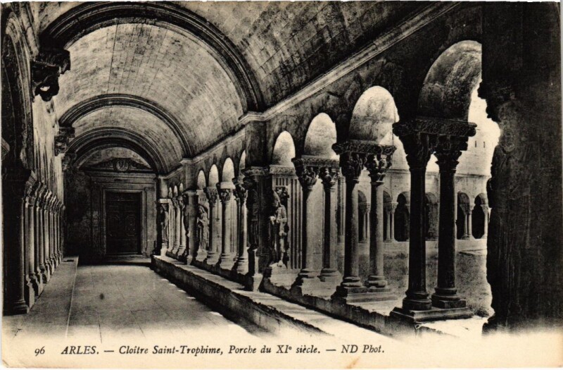 Carte postale ancienne Arles Cloitre Saint-Trophime - Porche du Xi. Siecle à Arles
