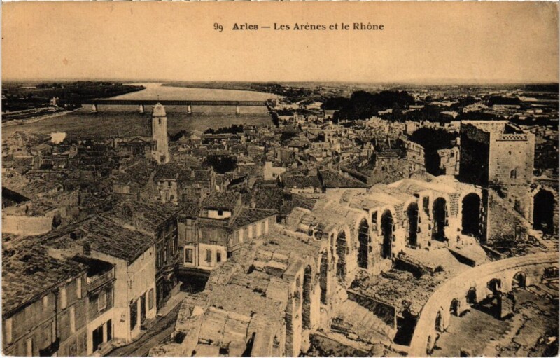 Carte postale ancienne Arles Les Arenes et le Rhone à Arles