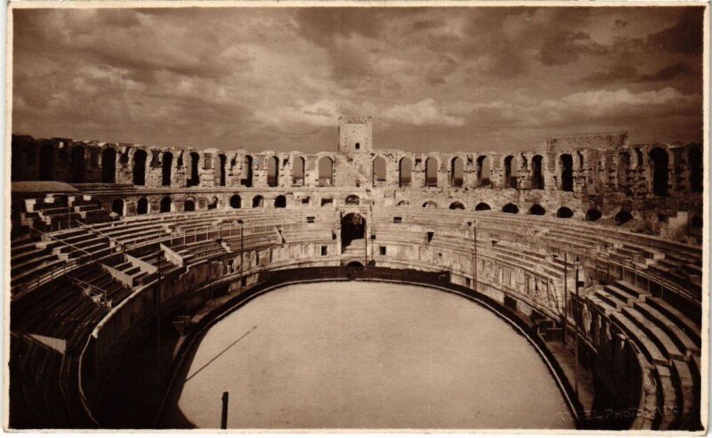 Carte postale ancienne Arles Interieur des Arenes à Arles