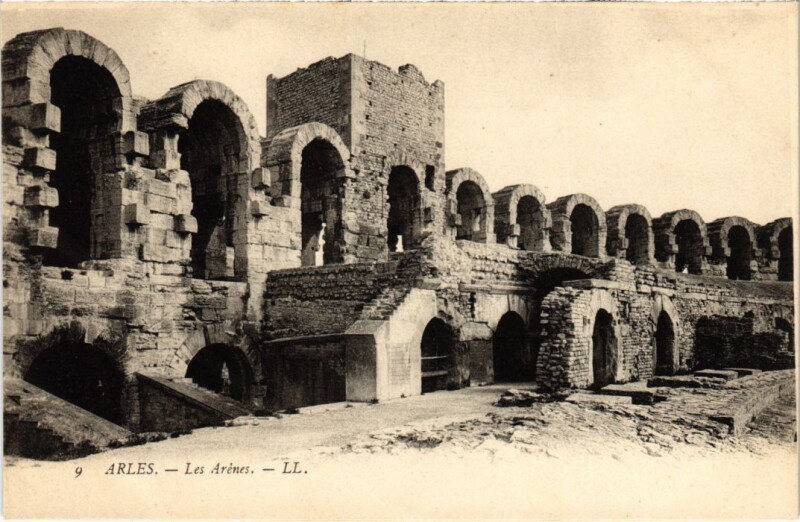 Carte postale ancienne Arles Les Arenes à Arles