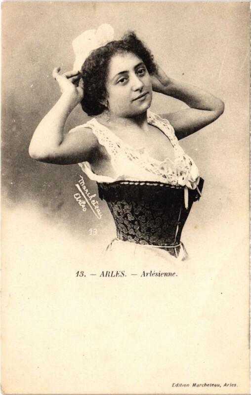 Carte postale ancienne Arles Arlesienne - Femme - Type à Arles