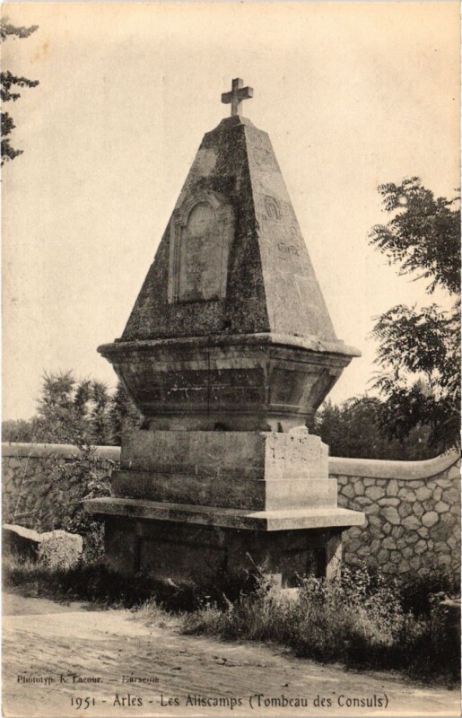 Carte postale ancienne Arles Les Alyscamps - Tombeau des Consuls à Arles