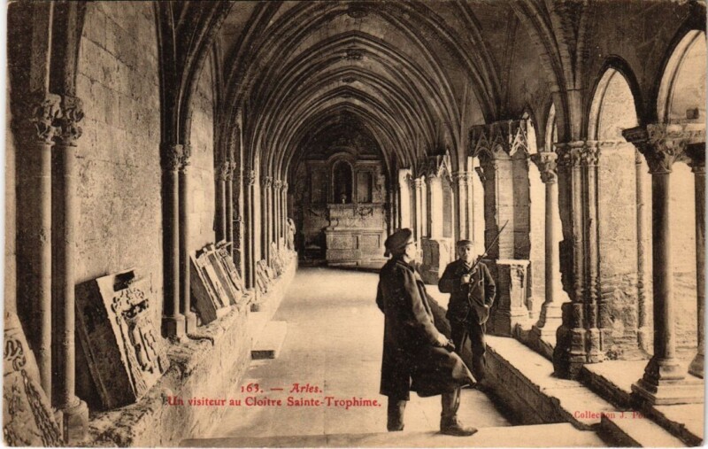 Carte postale ancienne Arles Un Visiteur au Cloitre Saint-Trophime à Arles