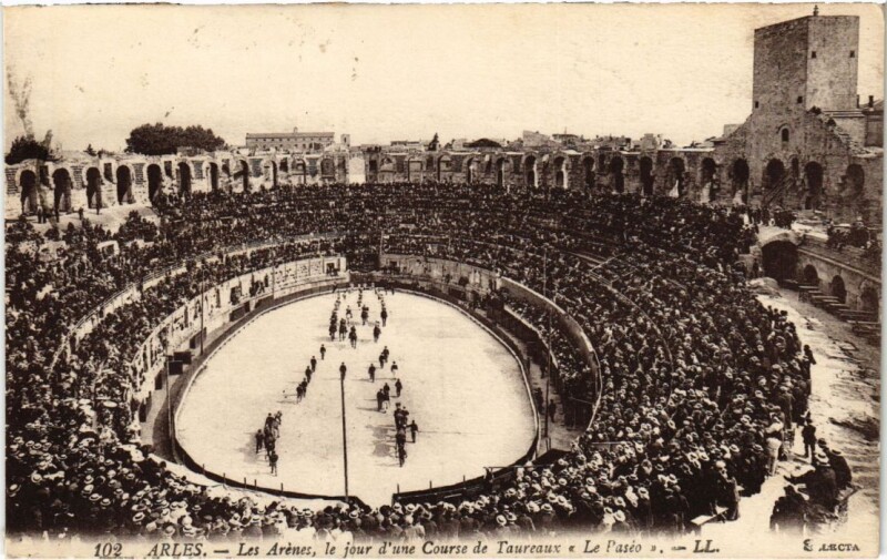 Carte postale ancienne Arles Les Arenes - Le Jour d'Une Course de Taureaux Le Passeo à Arles