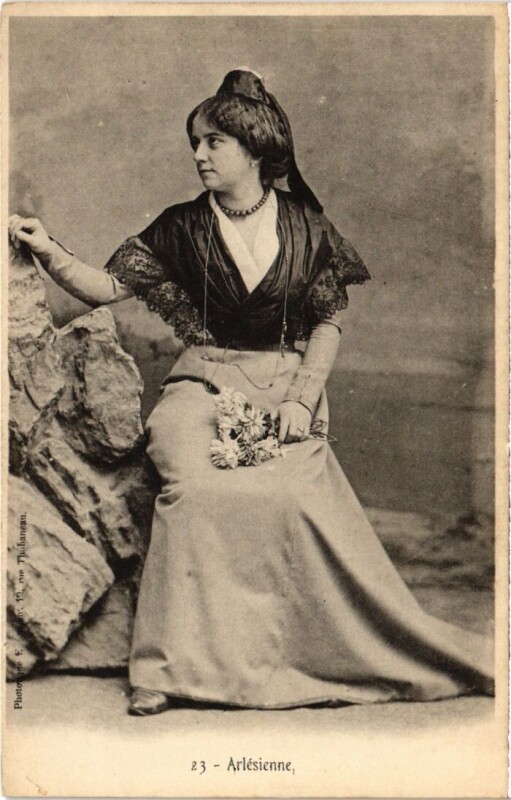 Carte postale ancienne Arles Arlesienne - Femme - Type à Arles