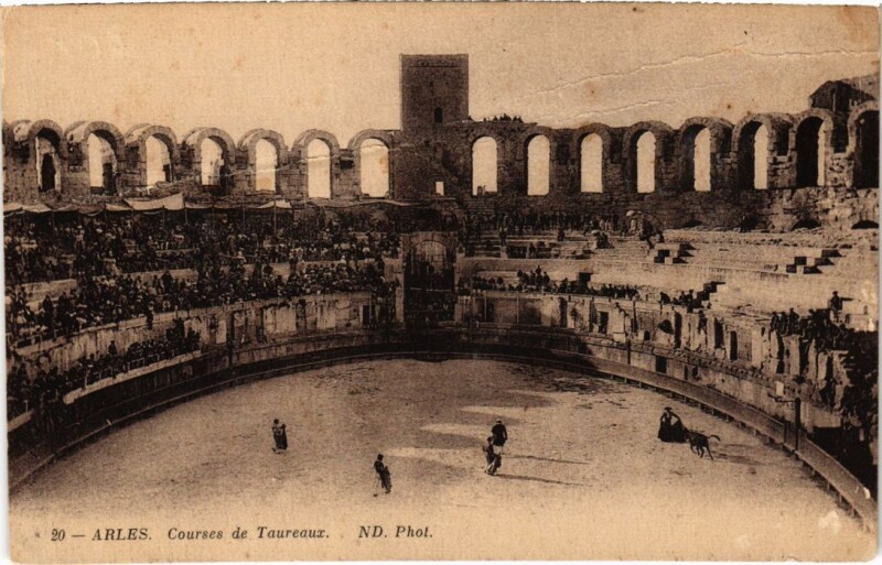 Carte postale ancienne Arles Courses de Taureaux à Arles