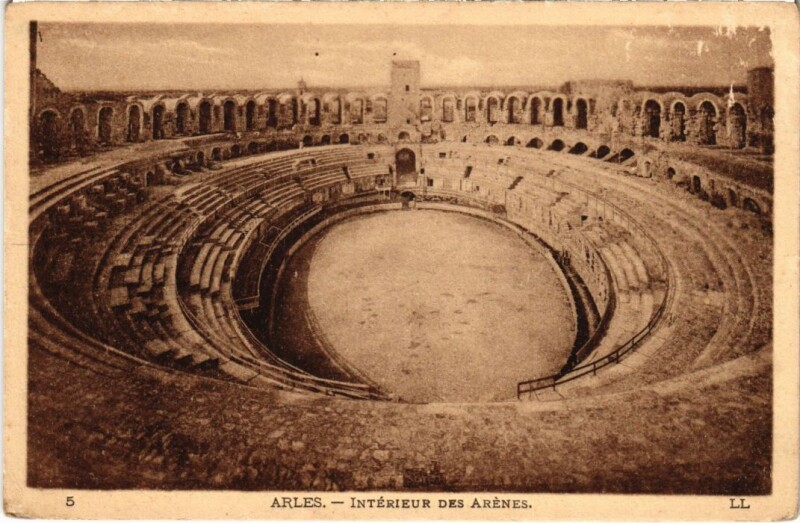 Carte postale ancienne Arles Interieur des Arenes à Arles