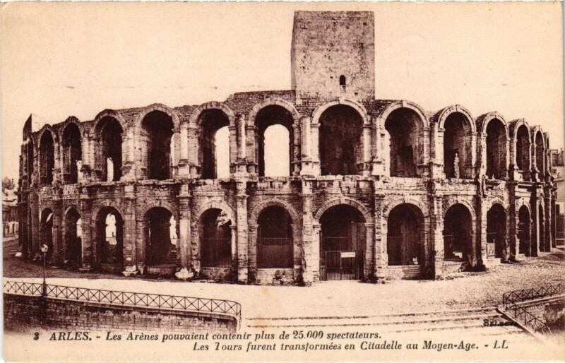Carte postale ancienne Arles Les Arenes à Arles