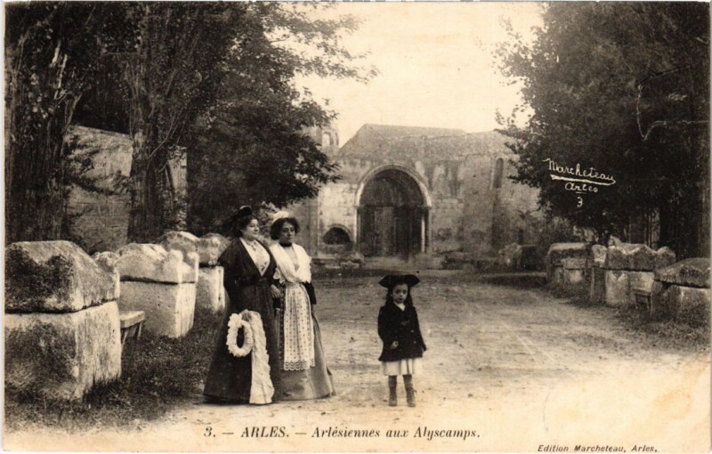 Carte postale ancienne Arles Arlesiennes aux Alyscamps à Arles
