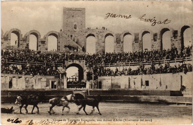 Carte postale ancienne Arles Course de Taureaux Espagnole aux Arenes d'Arles à Arles