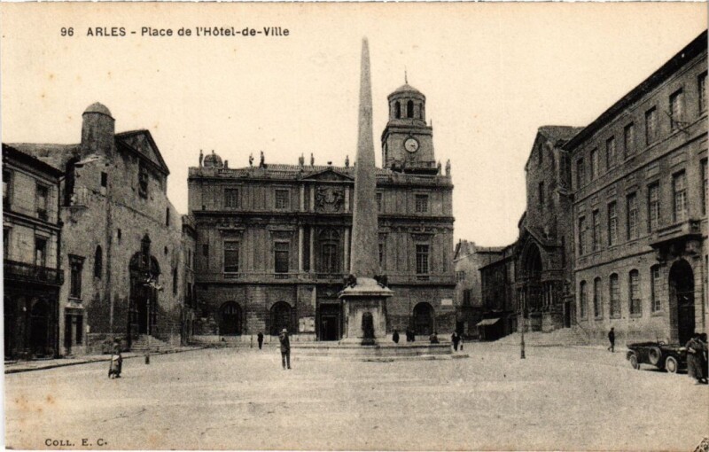 Carte postale ancienne Arles Place de l'Hotel de Ville à Arles