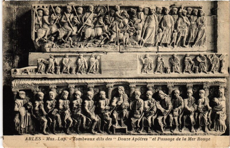 Carte postale ancienne Arles Musee Lapidaire - Tombeaux à Arles