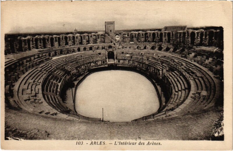 Carte postale ancienne Arles L'Interieur des Arenes à Arles