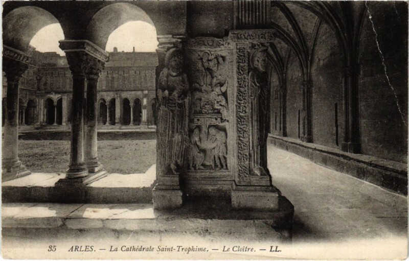 Carte postale ancienne Arles La Cathedrale Saint-Trophime - Le Cloitre à Arles