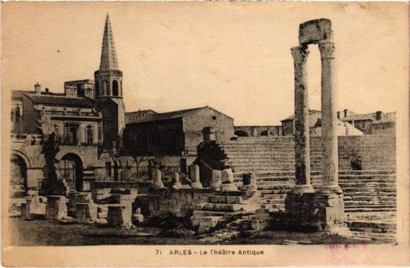 Carte postale ancienne Arles Le Theatre Romain à Arles