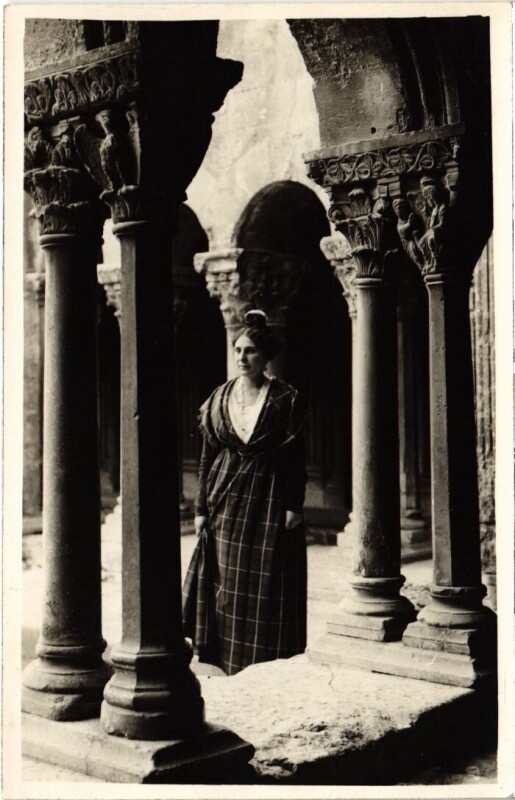 Carte postale ancienne Arles Femme - Type à Arles