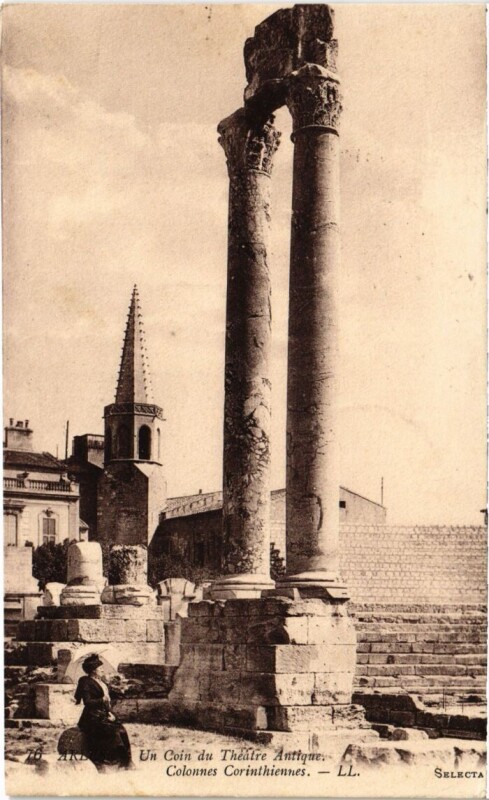Carte postale ancienne Arles Un Coin du Theatre Antique - Colonnes Corinthiennes à Arles