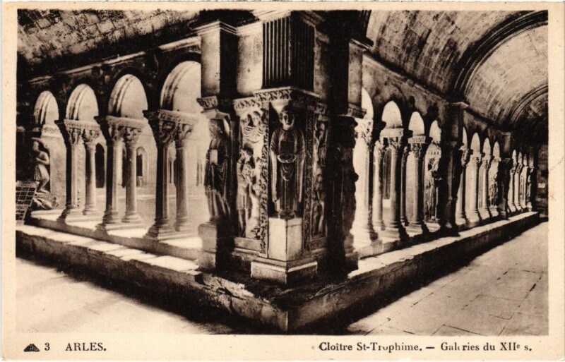 Carte postale ancienne Arles Cloitre Saint-Trophime - Galeries à Arles