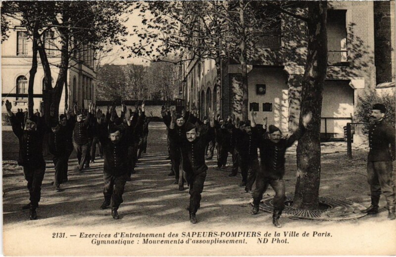 Carte postale ancienne Paris Sapeurs-Pompiers Firefighters Exercice d'entrainement
