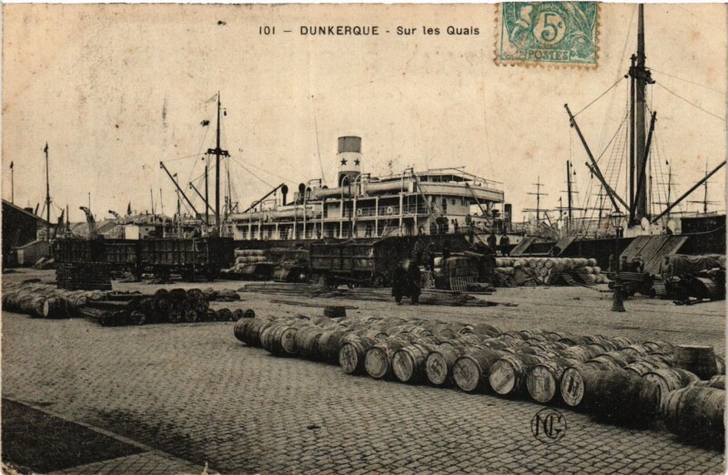 Carte postale ancienne Dunkerque Sur les Quais à Dunkerque