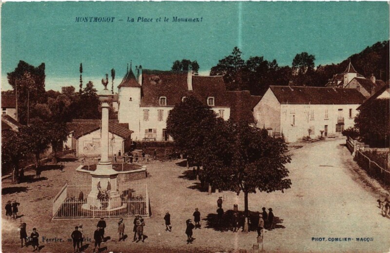 Carte postale ancienne Montmorot La Place et le Monument à Montmorot
