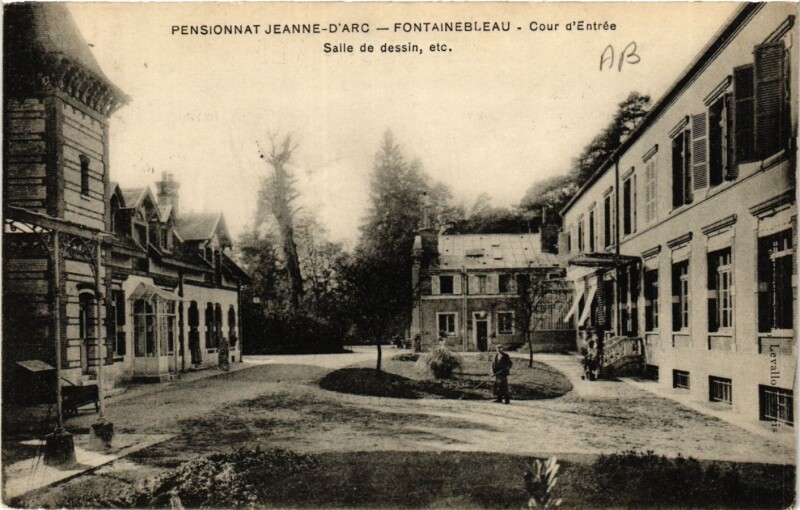 Carte postale ancienne Pensionnat Jeanne d'Arc - Fontainebleau - Cour d'Entrée à Fontainebleau