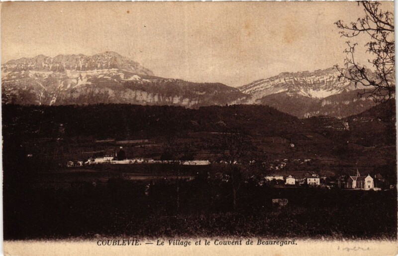 Carte postale ancienne Coublevie - Le Village et le Couvent de Beauregard à Coublevie