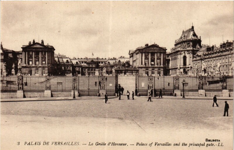 Carte postale ancienne Palais de Versailles - La Grille d'Honneur - Palace of Versailles à Versailles