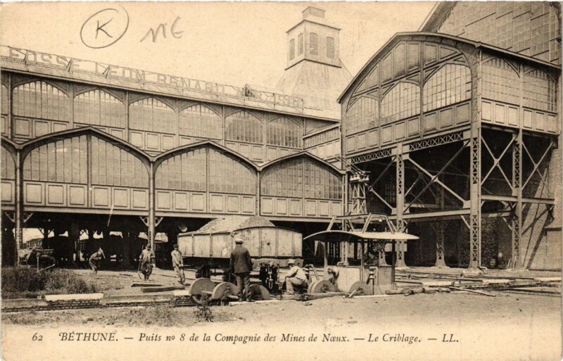 Carte postale ancienne Bethune Puits no 8 de Compagnie des Mines de Nouex - Criblage