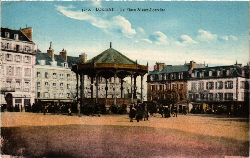 Carte postale ancienne Lorient - La Place Alsace-Lorraine à Lorient