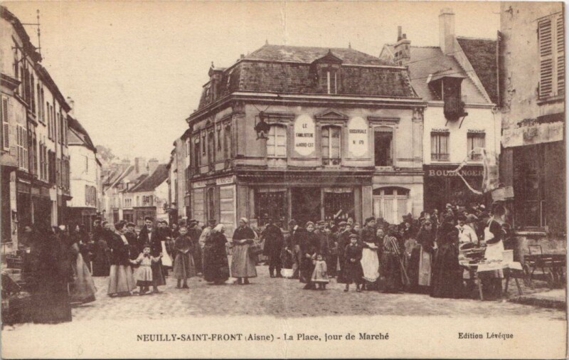 Carte postale ancienne Neuilly-Saint-Front La Place, jour de Marche à Neuilly-Saint-Front