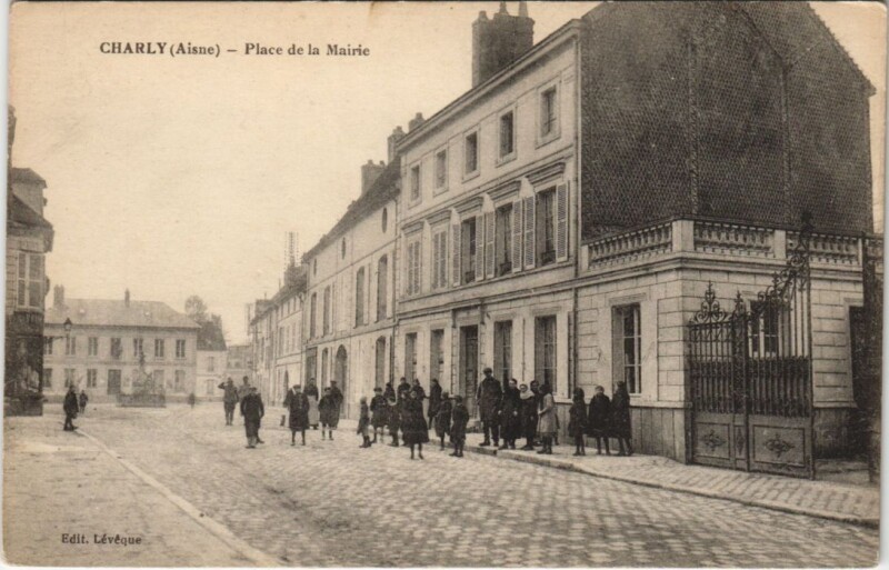 Carte postale ancienne Charly Place de la Mairie à Harly