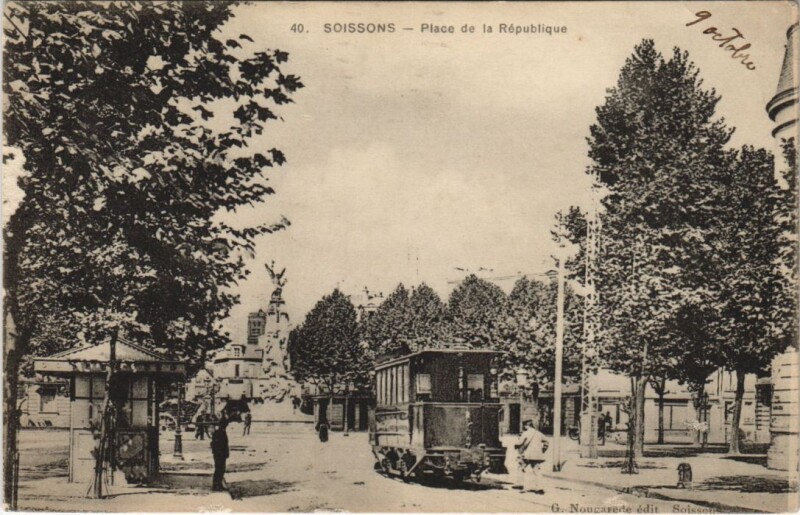 Carte postale ancienne Soissons Place de la Republique à Soissons
