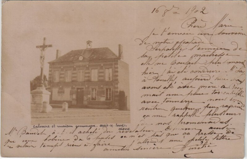 Carte postale ancienne Calvaire et maison commune carte photo