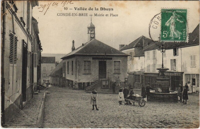 Carte postale ancienne Vallee de la Dhuys Conde-en-Brie Mairie et place