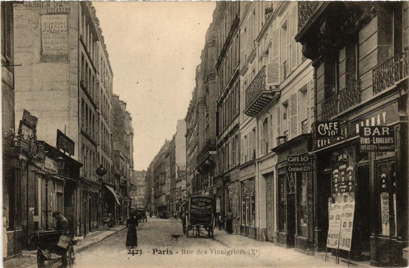Carte postale ancienne Paris (10e) Rue des Vinaigriers. à Paris 10e