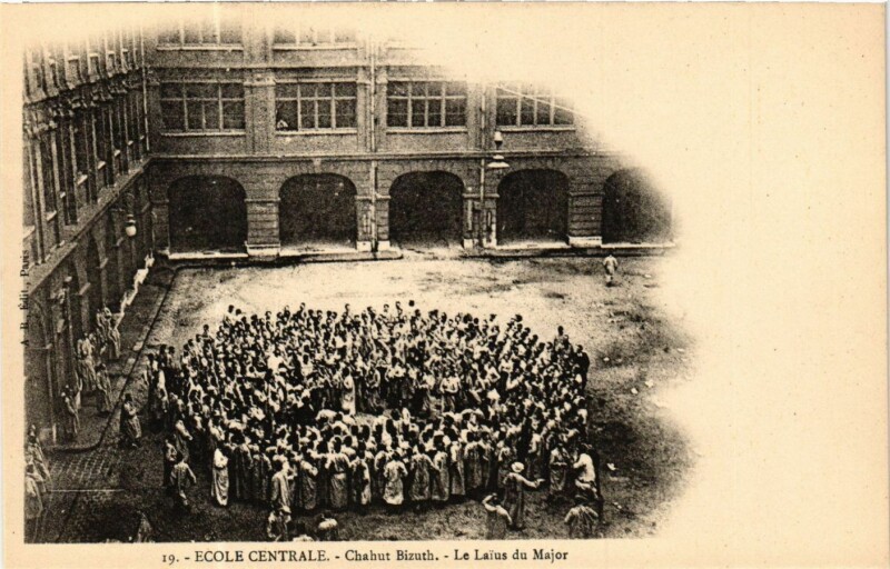 Carte postale ancienne Paris 3e Ecole Centrale Chahut Bizhut La laius du Major à Paris 3e
