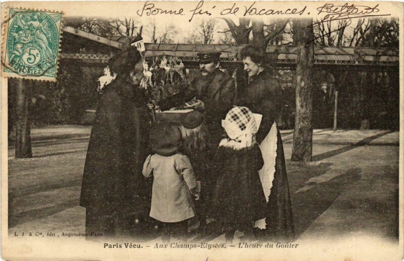Carte postale ancienne Paris Vecu. Aux Champs-Elysees. L'heure du Gouter