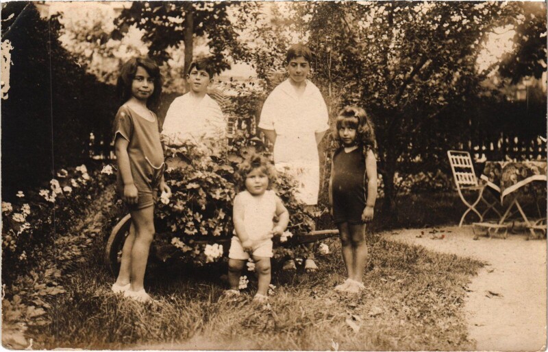 Carte postale ancienne Deauville Children in the Garden - Photo Postcard à Deauville