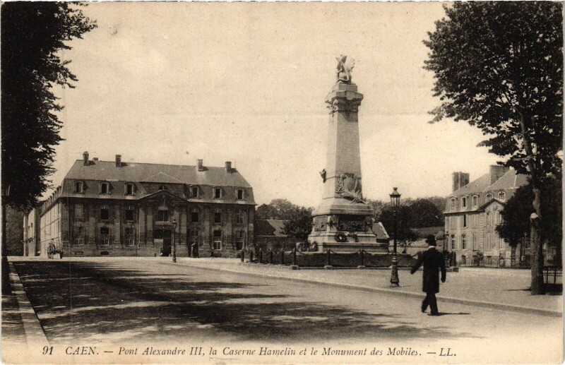 Carte postale ancienne Caen Place Alexandre Iii - La Caserne Hamelin - Monument