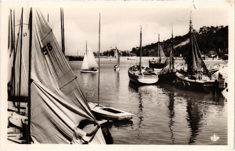 Carte postale ancienne Houlgate Bateaux a Voile Prenant la Mer à Houlgate