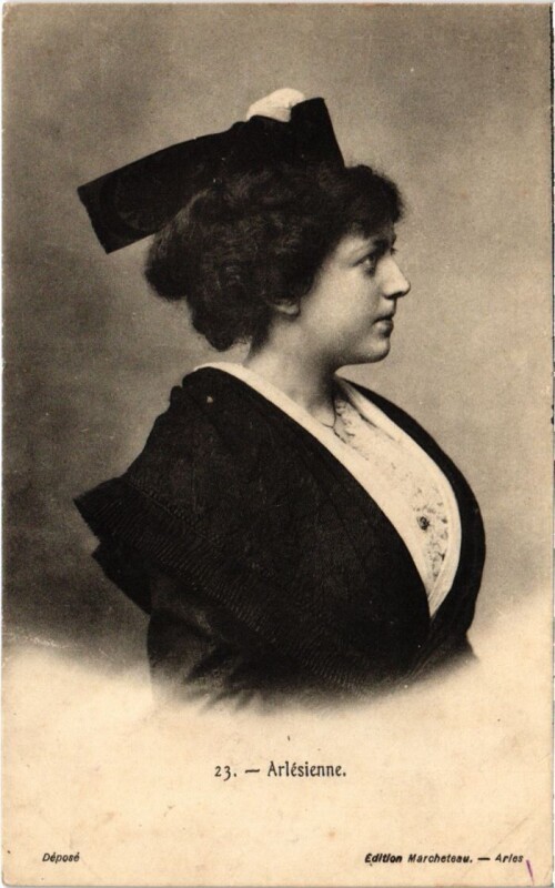 Carte postale ancienne Arles Arlesienne - Femme - Type à Arles