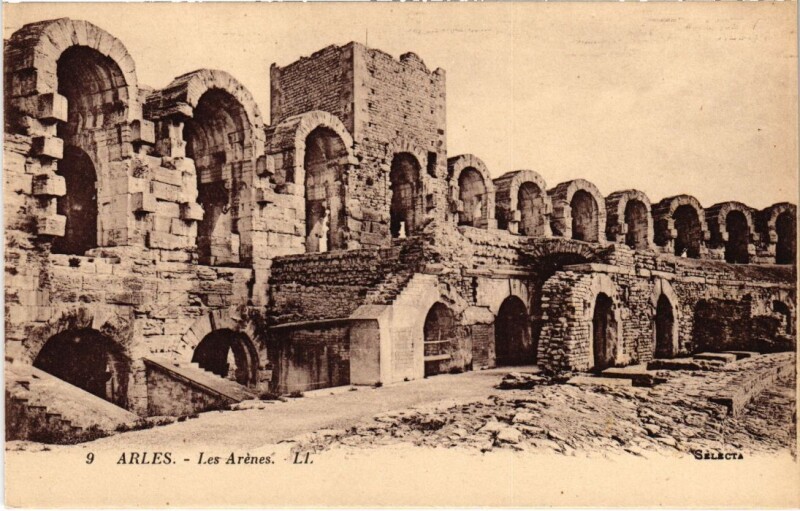 Carte postale ancienne Arles Les Arenes à Arles