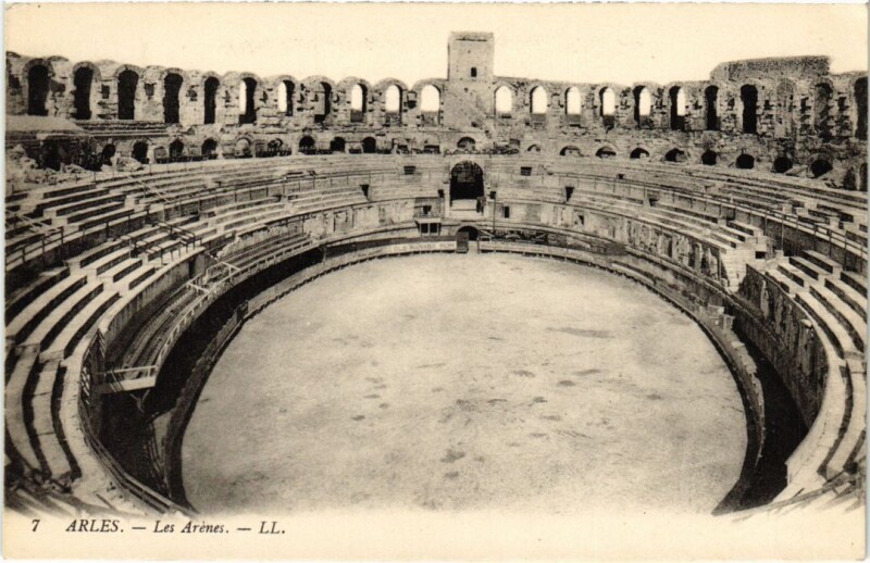 Carte postale ancienne Arles Les Arenes à Arles